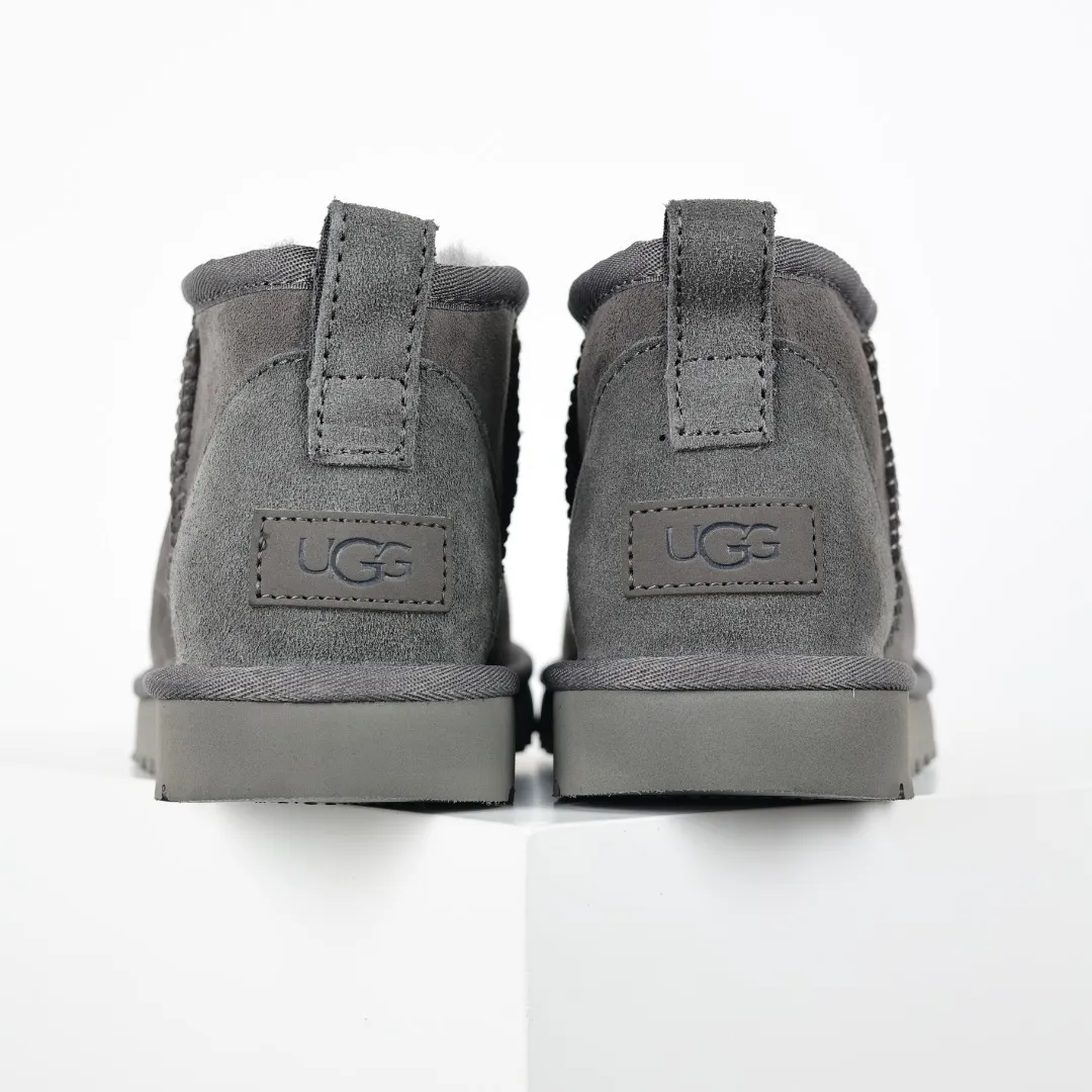 Pick up locally 💰480, core recommendation, good price UGG Classic MiNi basic low-top series, Xiaohongshu hot model, Henan Longfeng leather production, sheepskin integrated, top quality in the market, 2-3 cm cashmere insole, keeping warm in winter, suitable for home use. In the new year, uug launched a style series, which is partially biased towards the preferences of young consumers, and has also moved to the forefront of fashion trends. Shoe body material, water-repellent coated suede upper 17mm UGGPURE™ implanted wool insole Lightweight non-slip comfortable rubber outsole With brand LOGO Trademark Comes with full packaging Size: 35 36 37 38 39 40